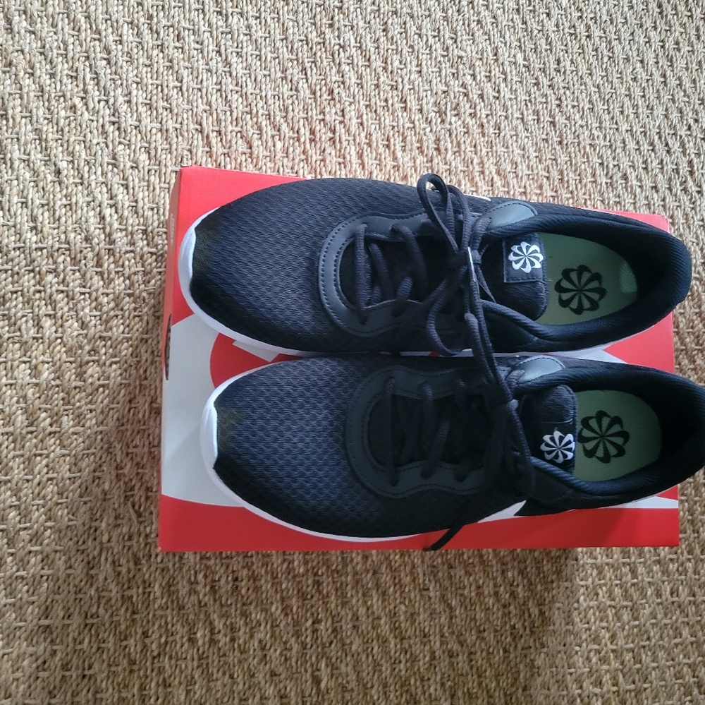 NIKE  black Tanjun women's sz 11 men's 9.5 slightly worn.